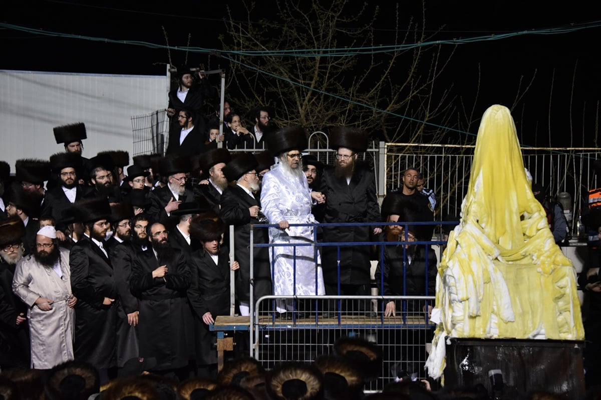 תיעוד ענק: ההדלקה של הרבי מסאטמר במירון