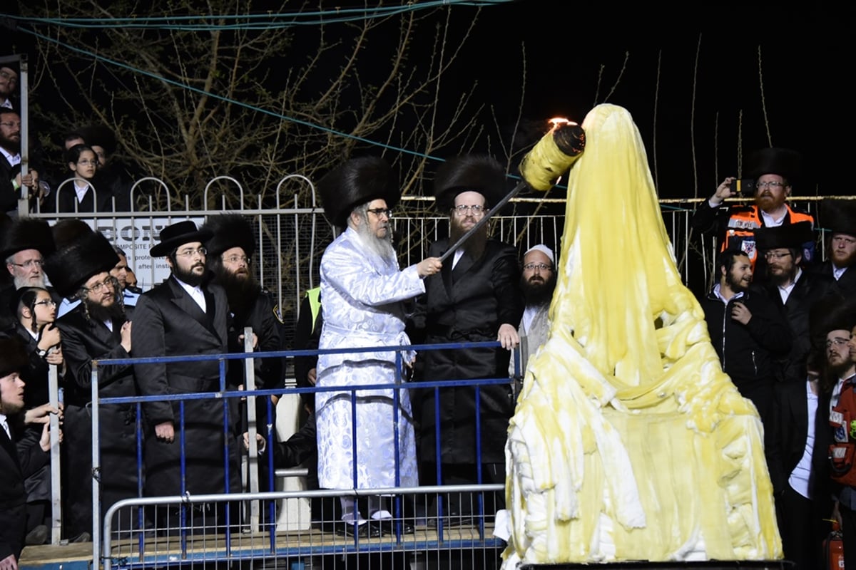 תיעוד ענק: ההדלקה של הרבי מסאטמר במירון