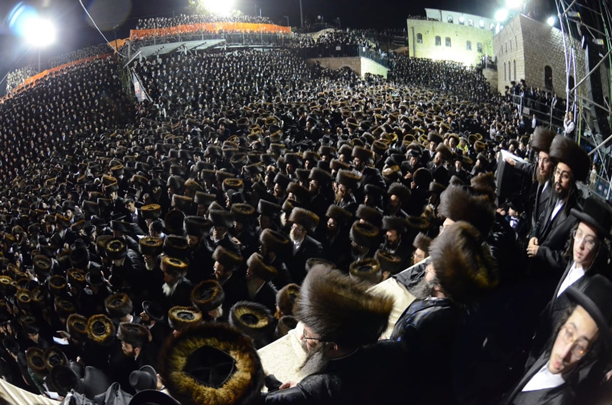 תיעוד ענק: ההדלקה של הרבי מסאטמר במירון