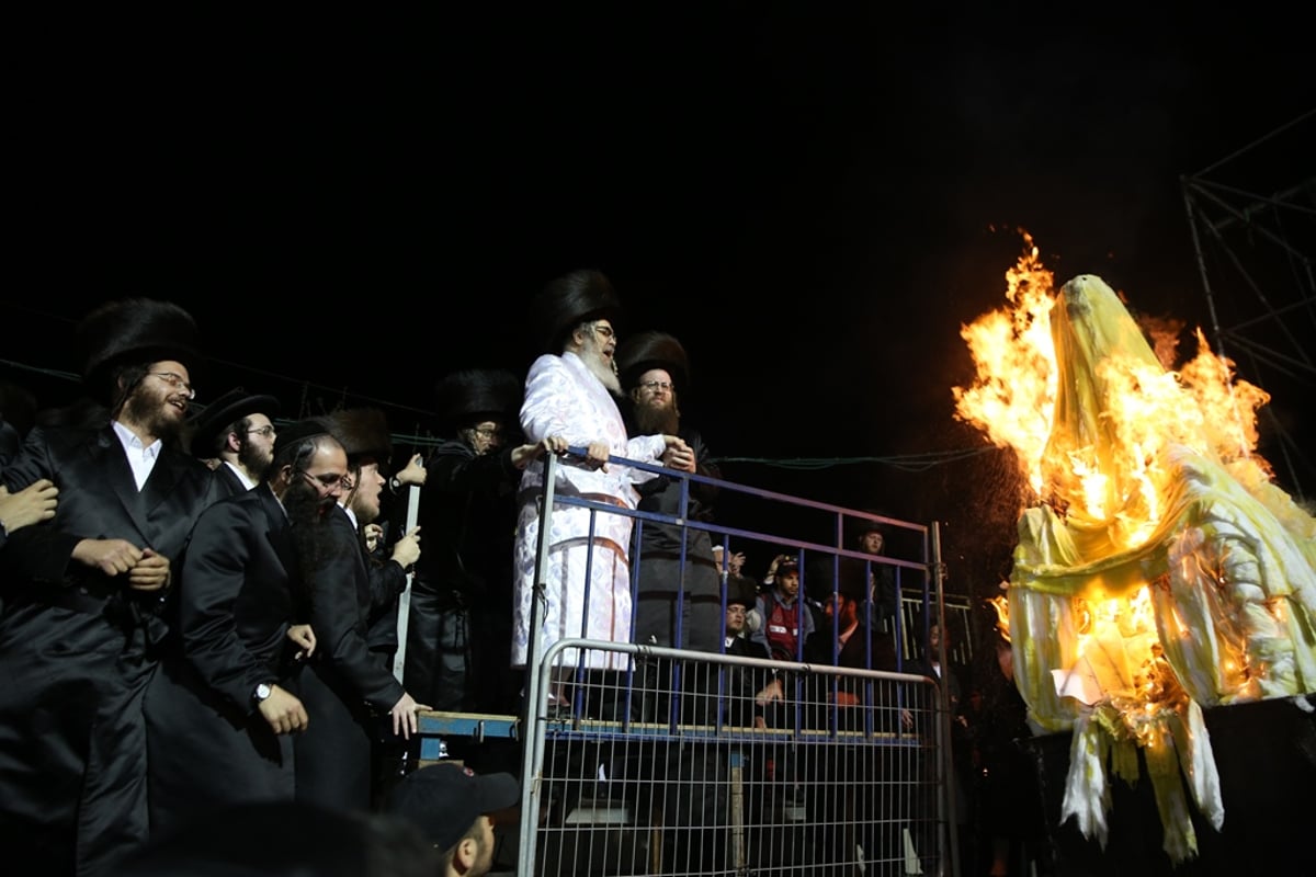 תיעוד ענק: ההדלקה של הרבי מסאטמר במירון