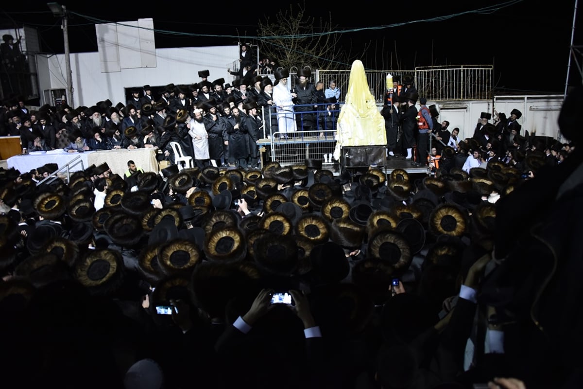 תיעוד ענק: ההדלקה של הרבי מסאטמר במירון