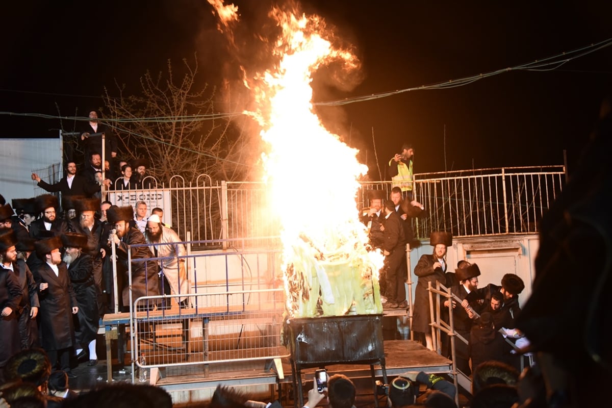 תיעוד ענק: ההדלקה של הרבי מסאטמר במירון