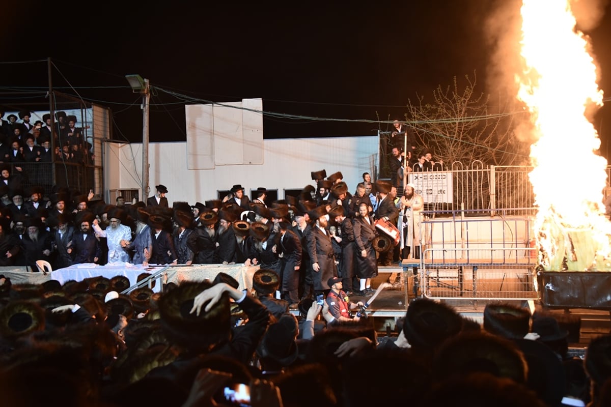 תיעוד ענק: ההדלקה של הרבי מסאטמר במירון