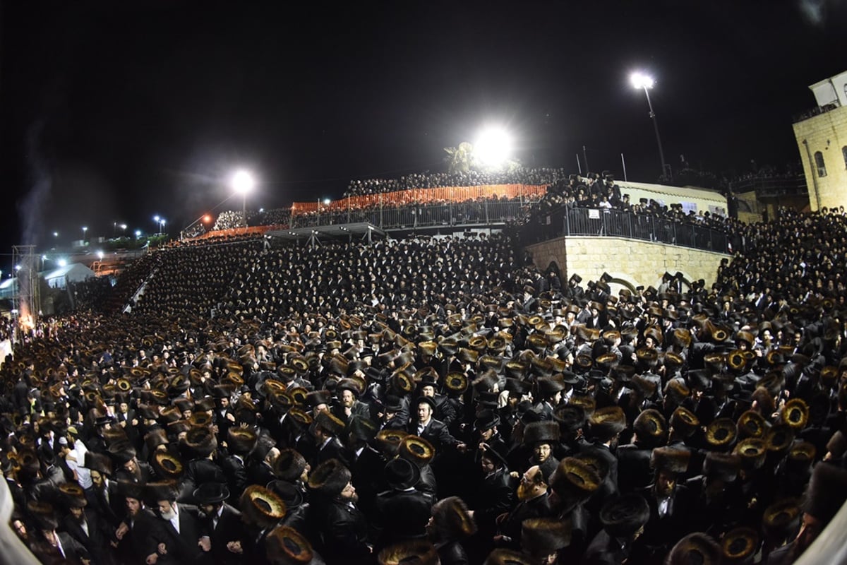 תיעוד ענק: ההדלקה של הרבי מסאטמר במירון