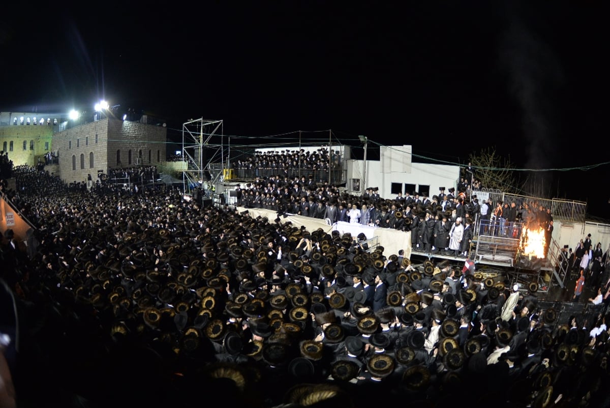 תיעוד ענק: ההדלקה של הרבי מסאטמר במירון