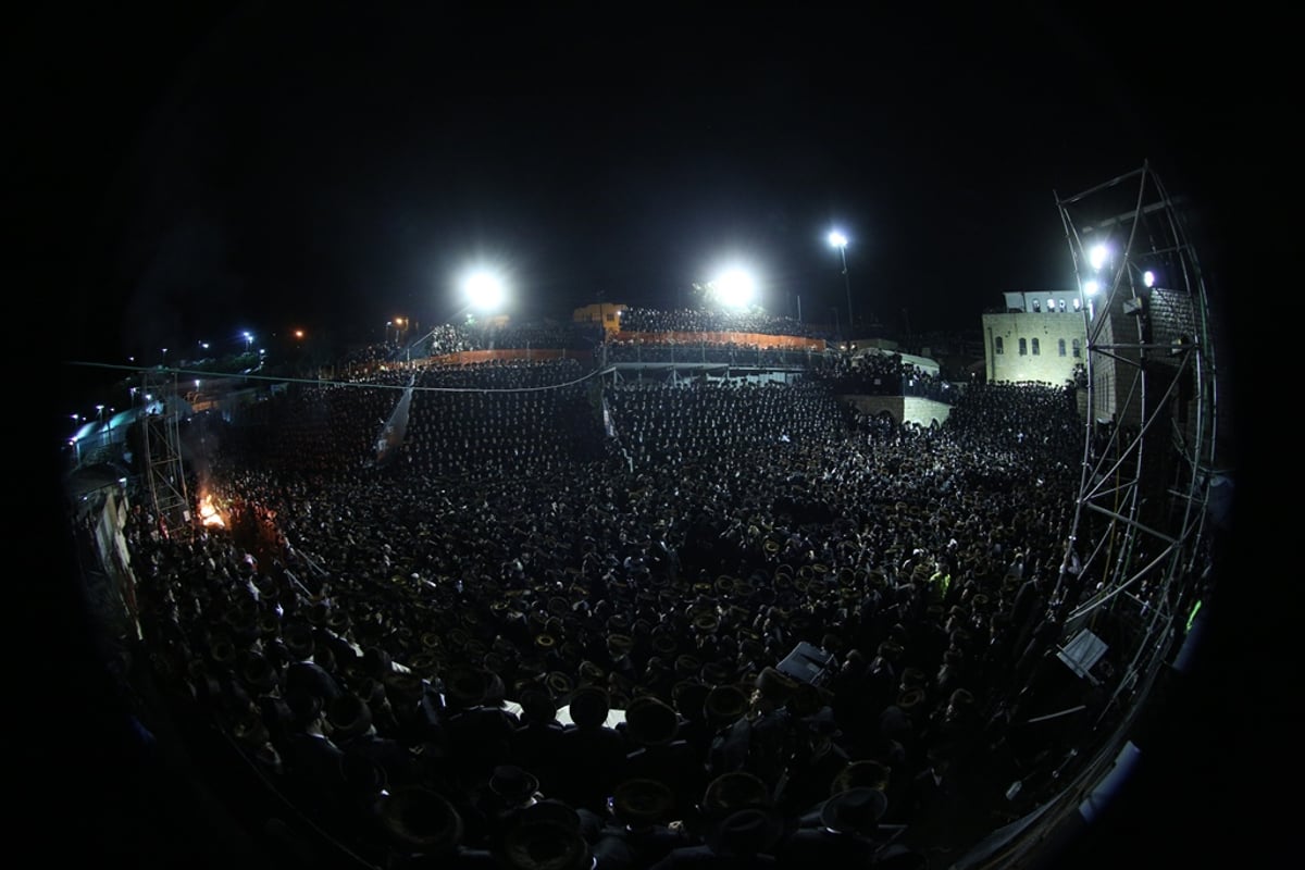 תיעוד ענק: ההדלקה של הרבי מסאטמר במירון