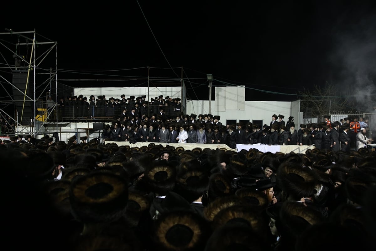 תיעוד ענק: ההדלקה של הרבי מסאטמר במירון