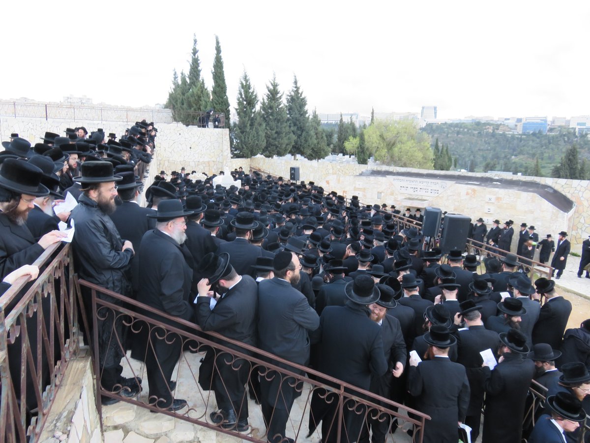 תיעוד: הקמת המצבה בציון הרבי מערלוי זצ"ל