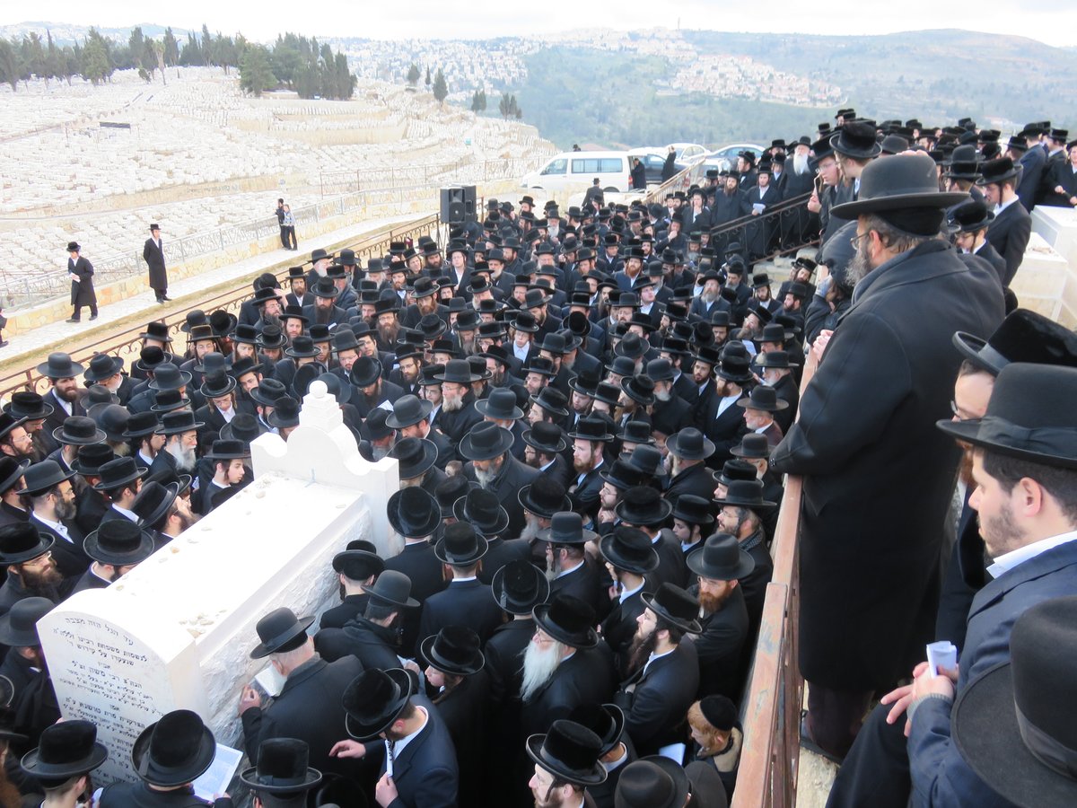 תיעוד: הקמת המצבה בציון הרבי מערלוי זצ"ל