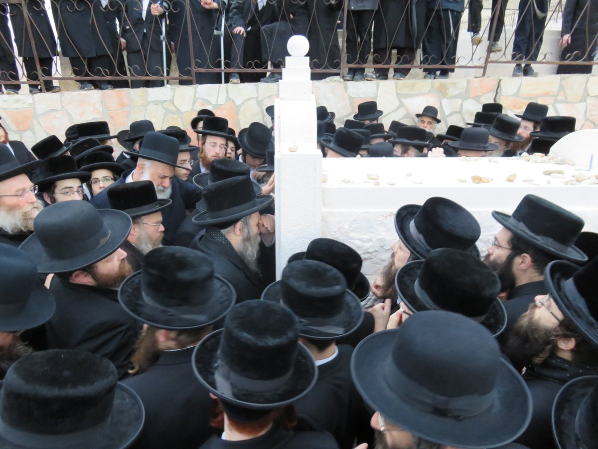 תיעוד: הקמת המצבה בציון הרבי מערלוי זצ"ל