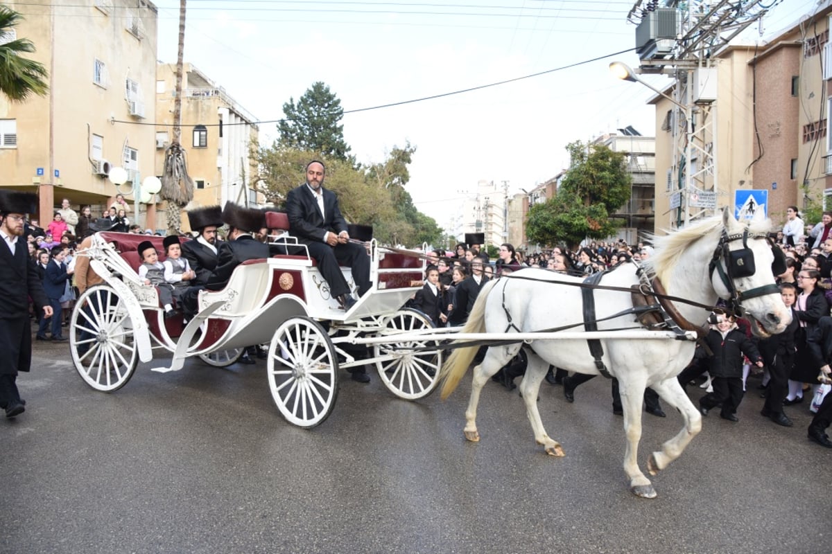 צפו: הרבי מצאנז רוקד לפני הכלה