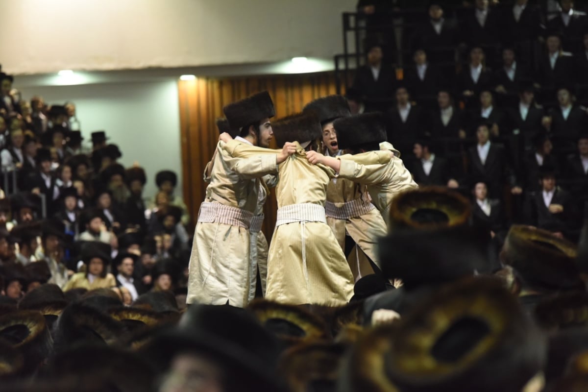 צפו: הרבי מצאנז רוקד לפני הכלה