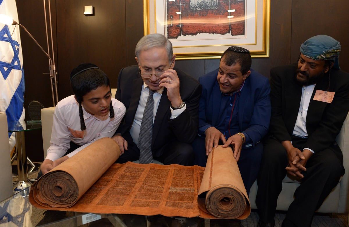 נתניהו קרא בספר התימני העתיק בגילוי ראש: "מרגש"