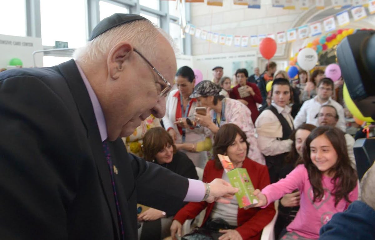 תיעוד מרגש: אברהם פריד והנשיא ריבלין שרים לילדים חולים