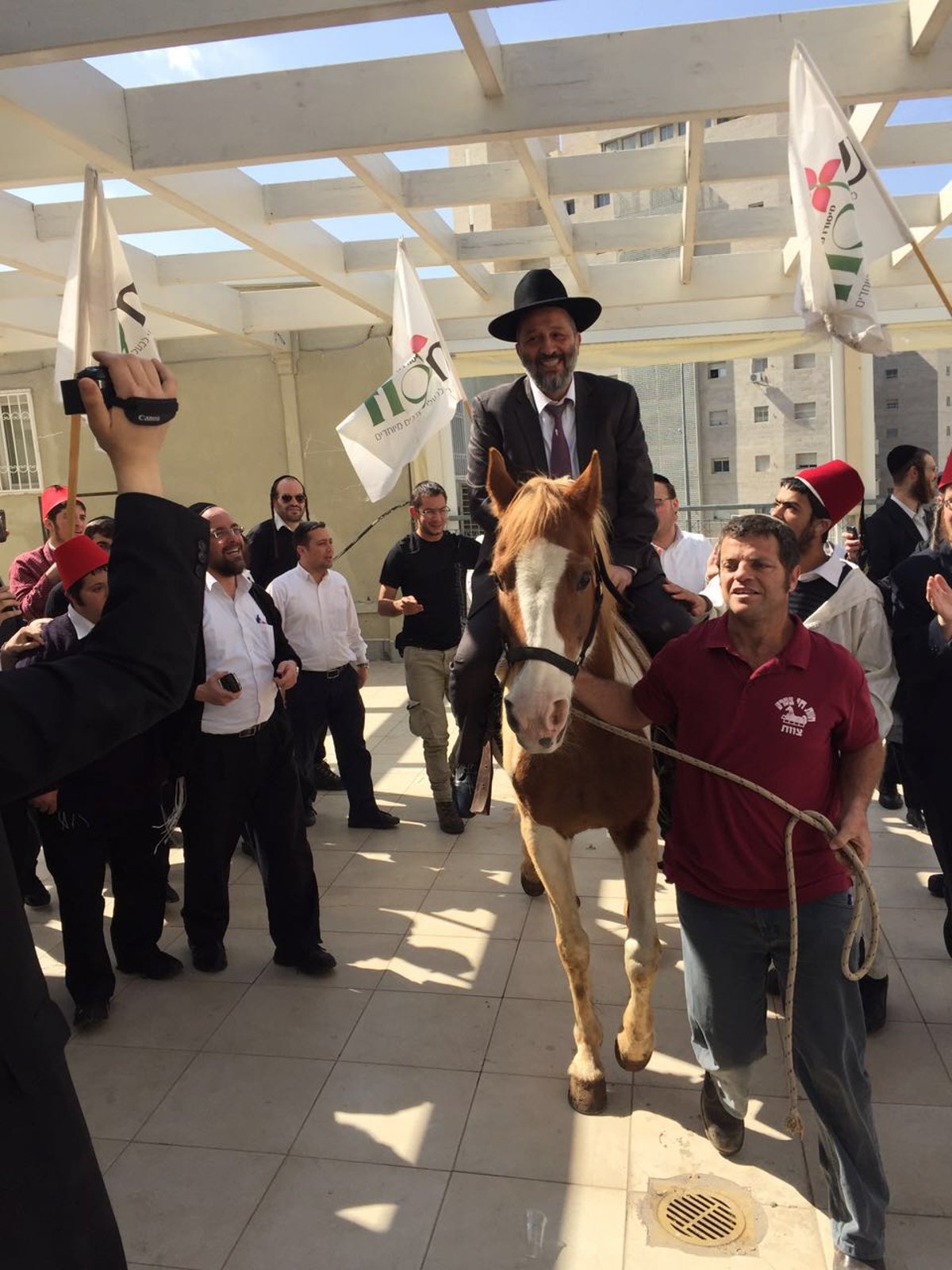 דרעי נכנס למסיבת פורים כשהוא על... הסוס