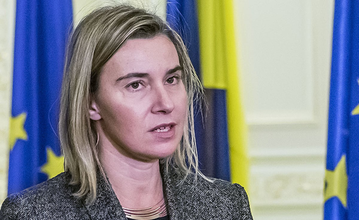 צפו: שרת החוץ של האיחוד האירופי לא הצליחה לעצור את הדמעות