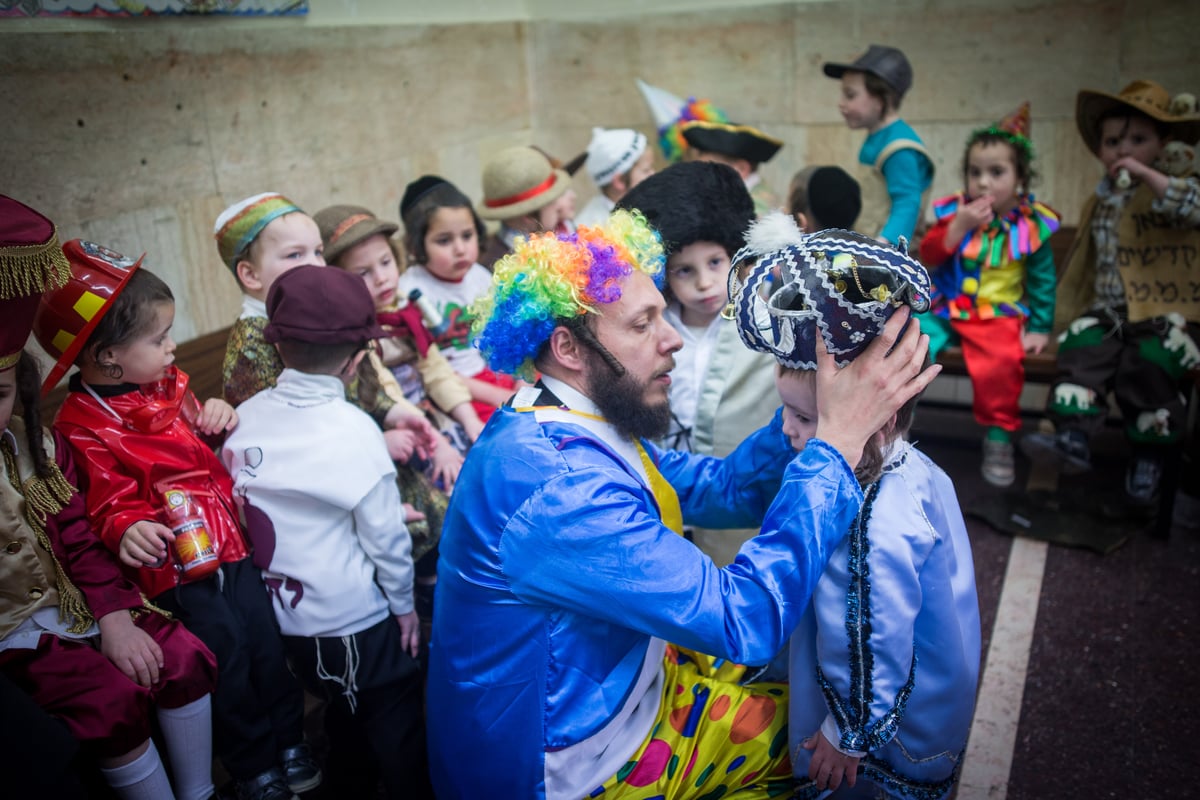 צפו: ילדי תולדות אהרן ופינסק קרלין מחופשים