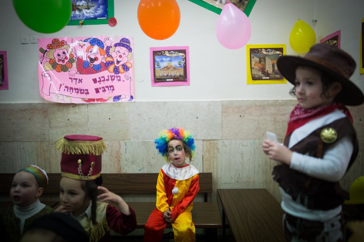 צפו: ילדי תולדות אהרן ופינסק קרלין מחופשים