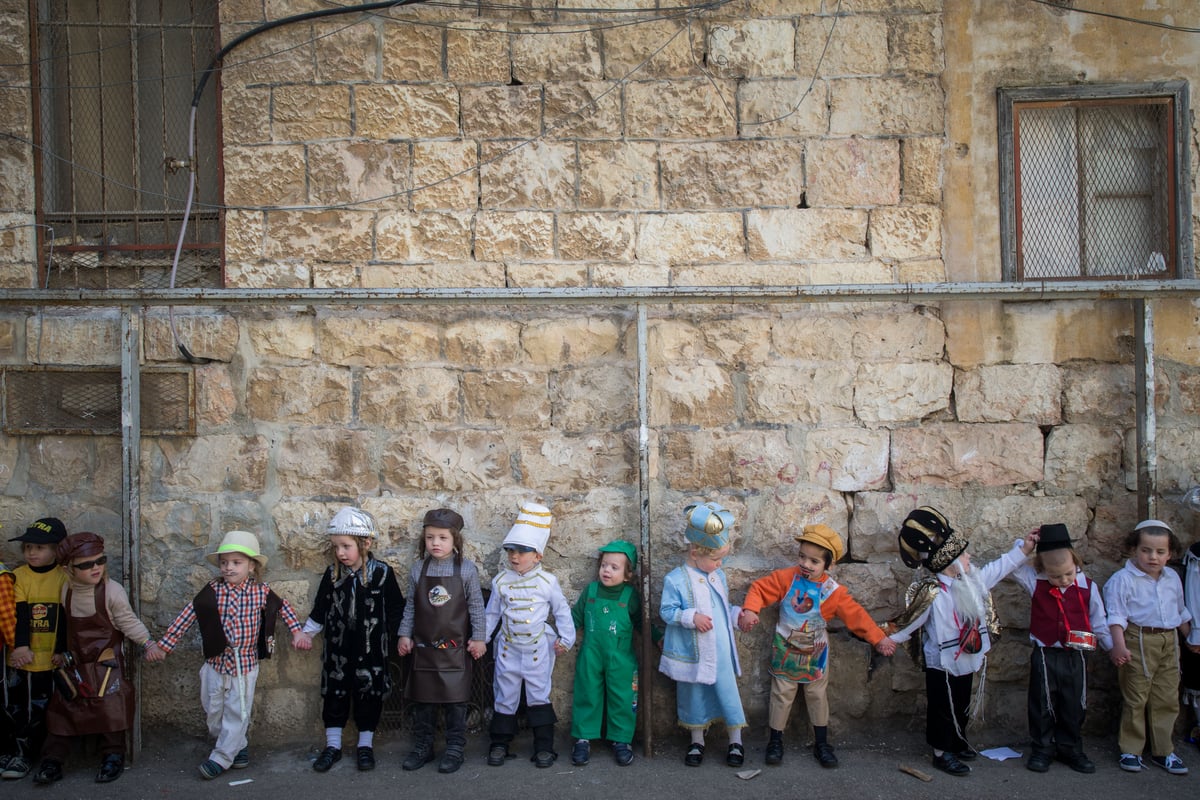 צפו: ילדי תולדות אהרן ופינסק קרלין מחופשים