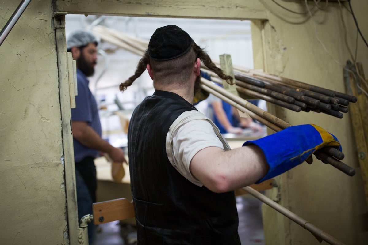 ערב פורים: בכפר חב"ד כבר אופים מצות • צפו