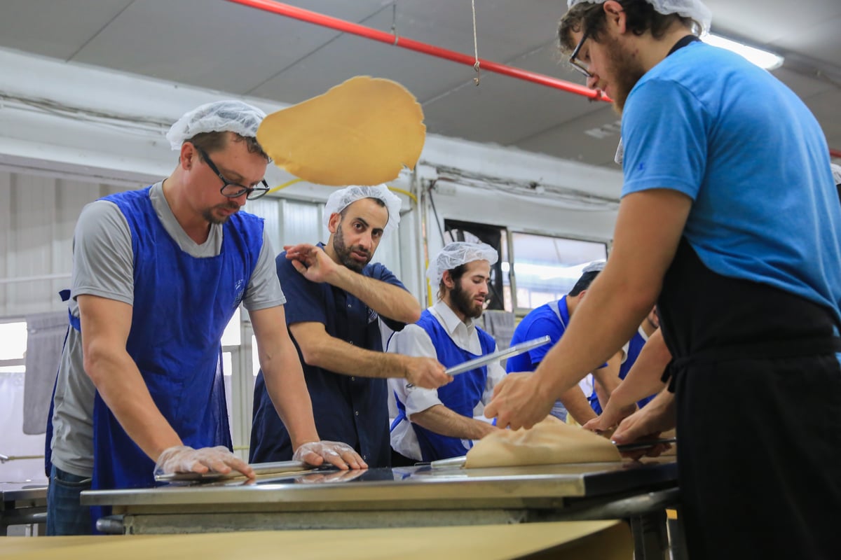 ערב פורים: בכפר חב"ד כבר אופים מצות • צפו