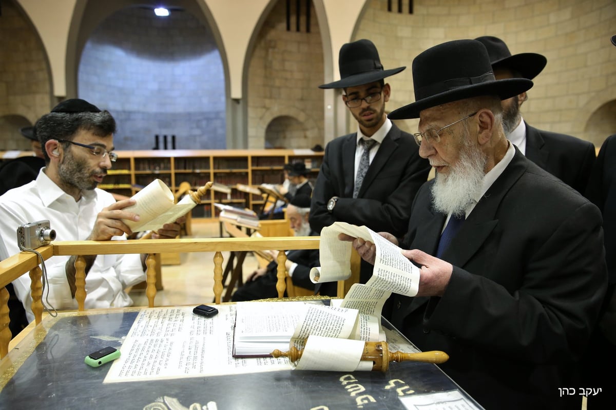 נשיא המועצת ראש הישיבה הגר"ש כהן בקריאת המגילה • צפו