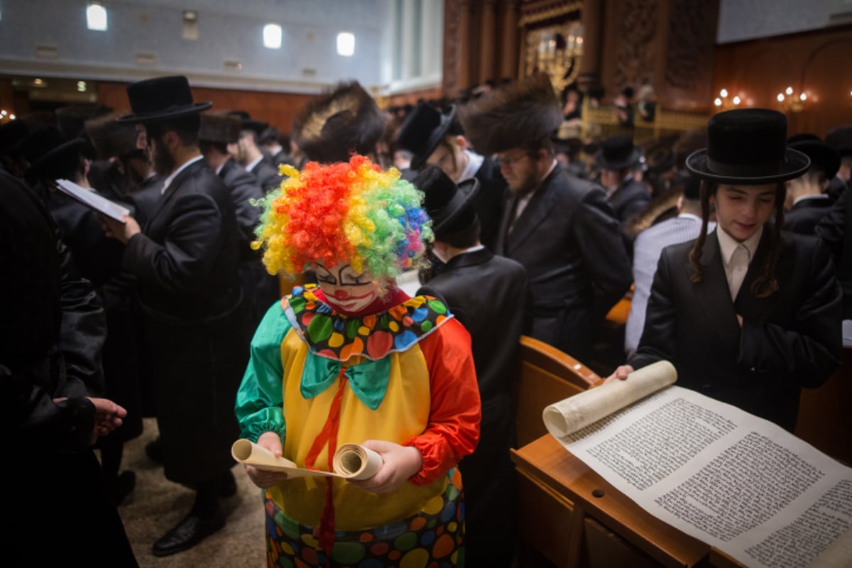 קריאת המגילה בביהמ"ד של בעלזא. צפו