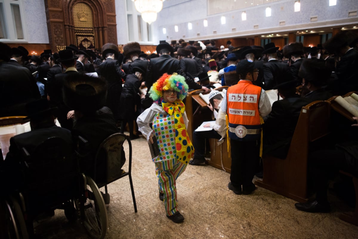 קריאת המגילה בביהמ"ד של בעלזא. צפו