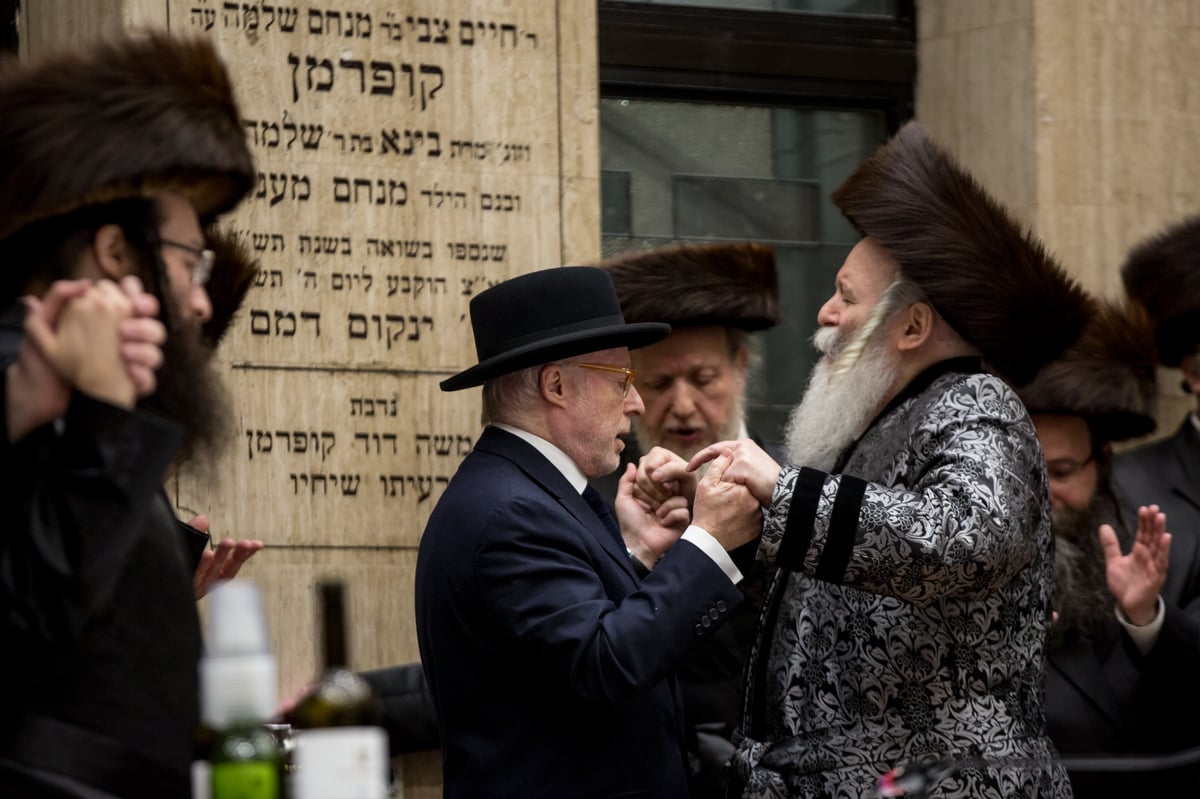 תיעוד: האדמו"ר מבאבוב רקד עם אח של מרטין שלאף