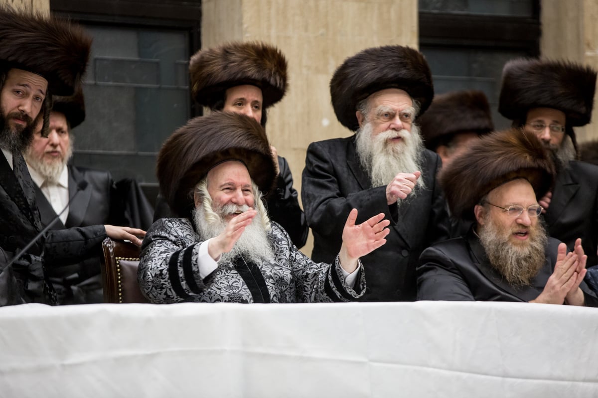 תיעוד: האדמו"ר מבאבוב רקד עם אח של מרטין שלאף