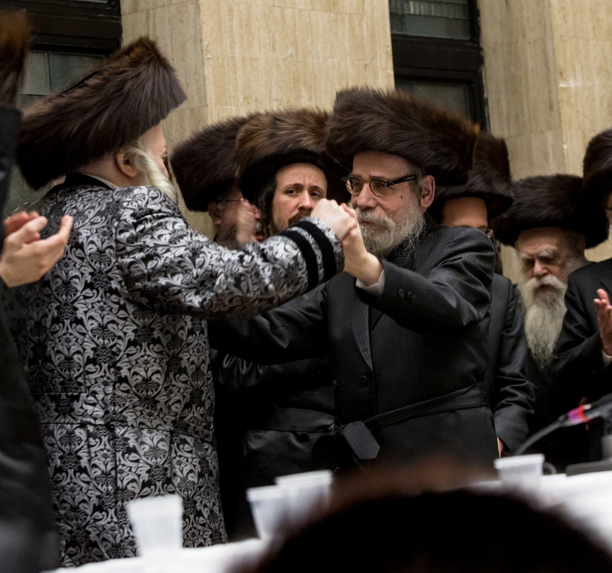 תיעוד: האדמו"ר מבאבוב רקד עם אח של מרטין שלאף