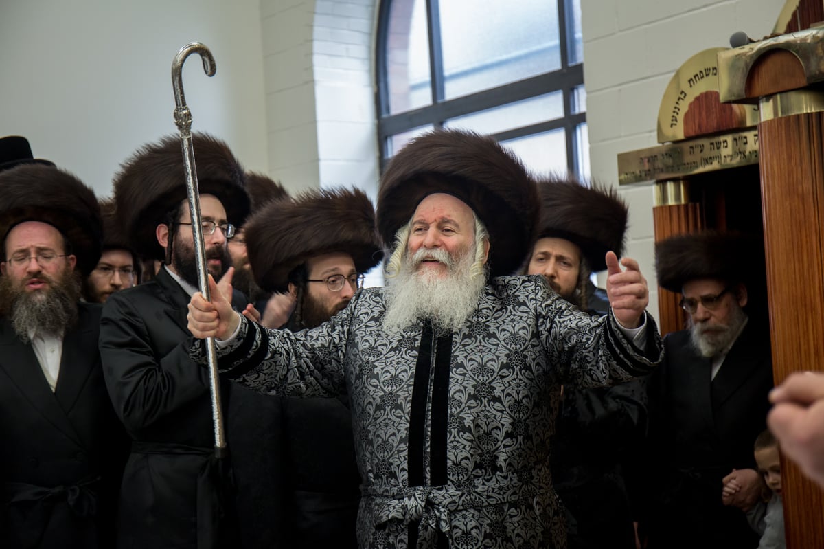 תיעוד: האדמו"ר מבאבוב רקד עם אח של מרטין שלאף