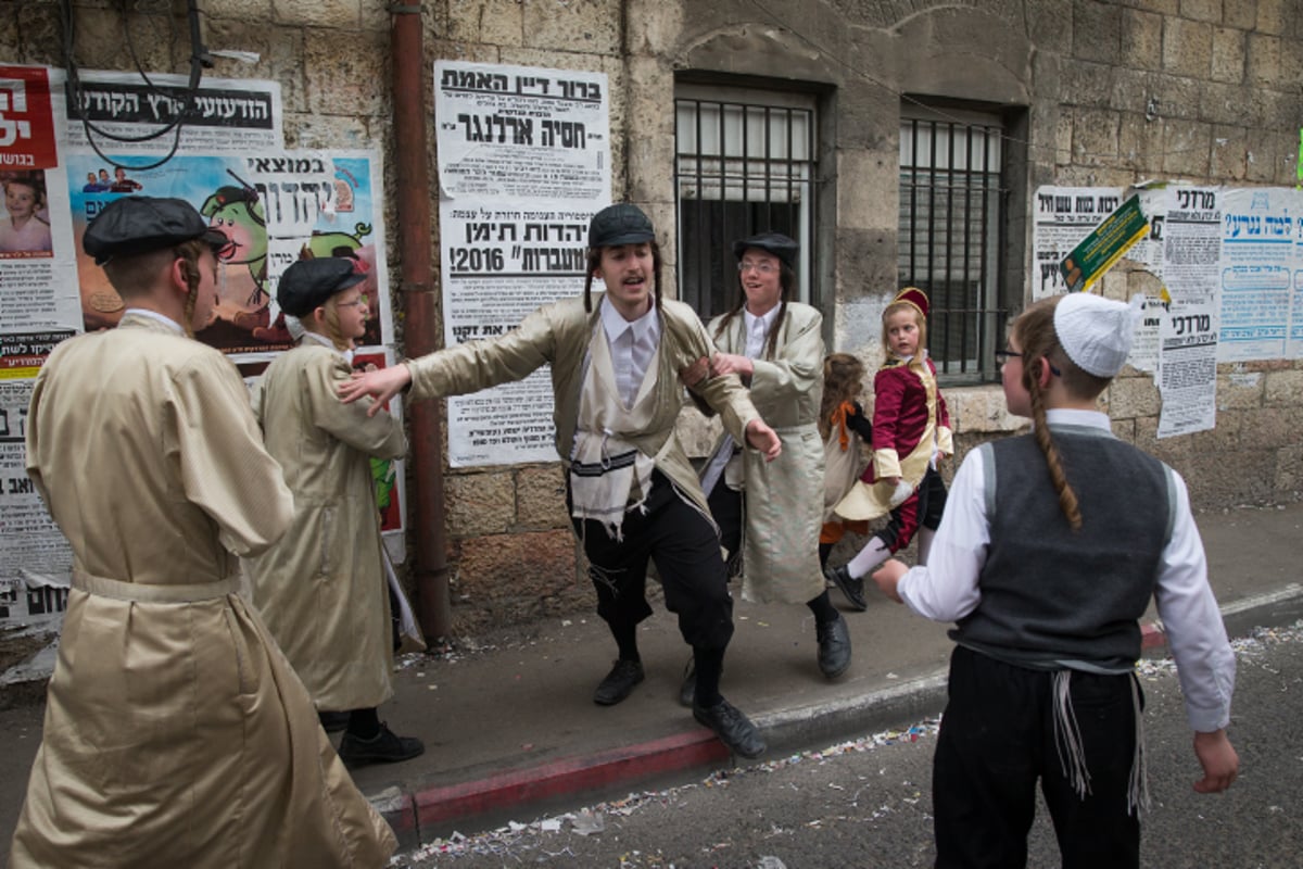 גלריה ירושלמית: פורים במאה שערים וסימטאותיה