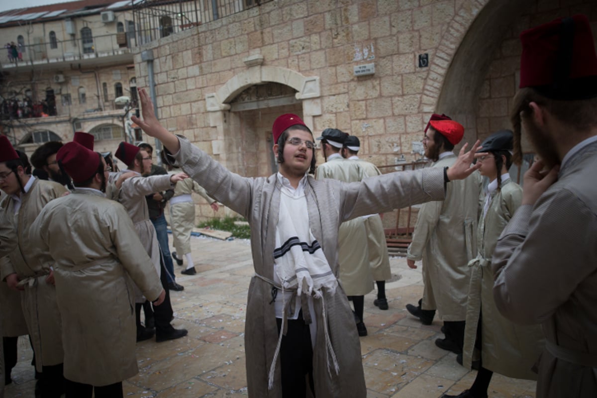 גלריה ירושלמית: פורים במאה שערים וסימטאותיה