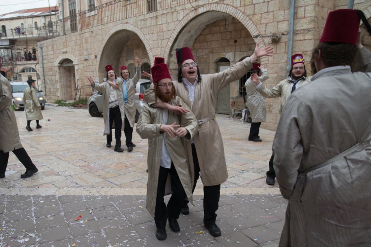 גלריה ירושלמית: פורים במאה שערים וסימטאותיה