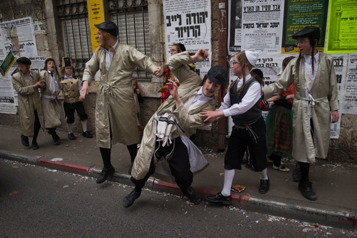 גלריה ירושלמית: פורים במאה שערים וסימטאותיה