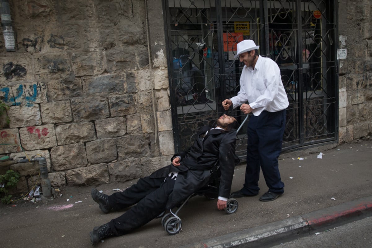 גלריה ירושלמית: פורים במאה שערים וסימטאותיה