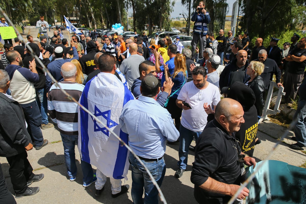 תיעוד: מאות הגיעו לתמוך בחייל שירה במחבל בחברון