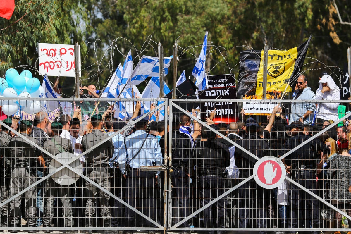 תיעוד: מאות הגיעו לתמוך בחייל שירה במחבל בחברון