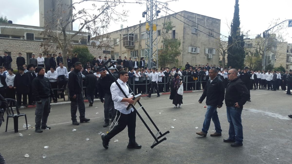 עימותים בבית וגן: שוטרים עצרו באלימות 7 בחורים מהישיבה