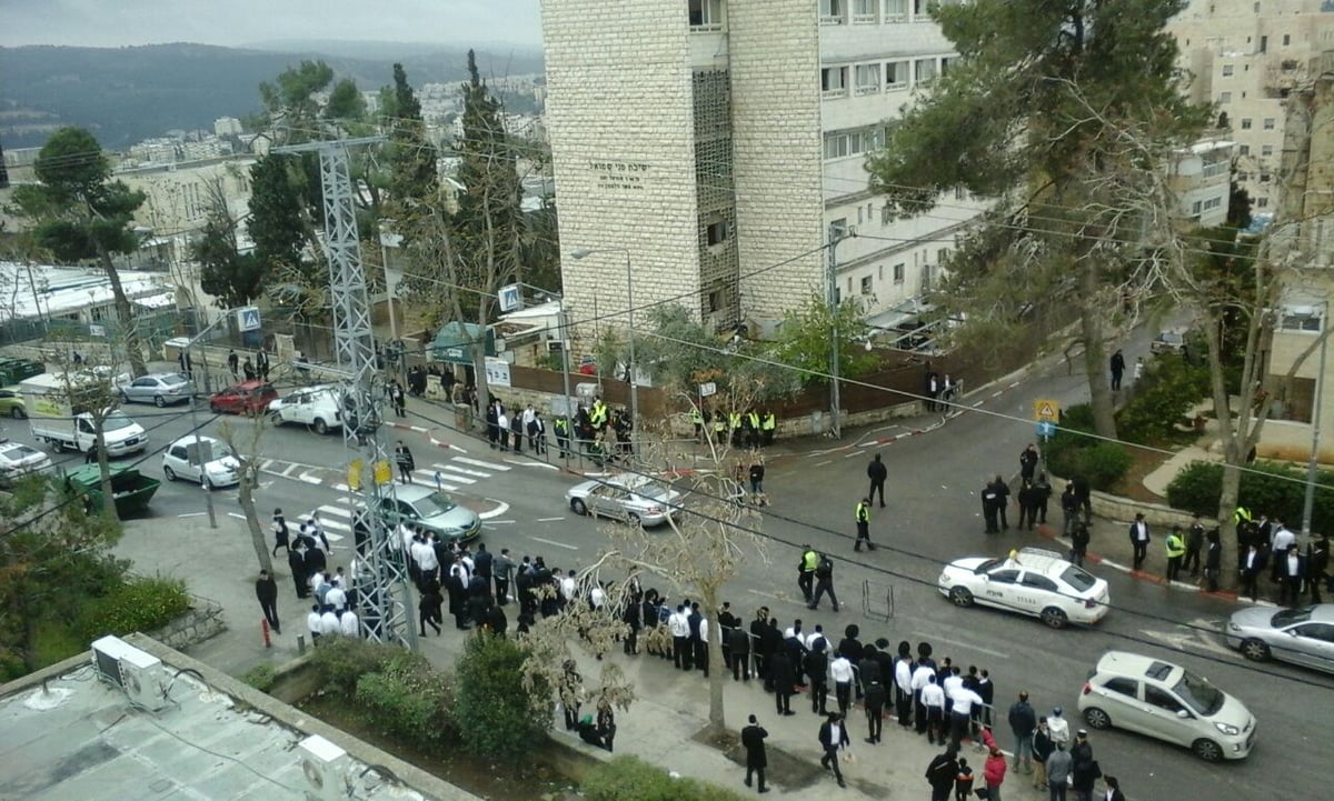 לקראת הריסה: מאות שוטרים ופקחים מפנים את הישיבה  • תיעוד