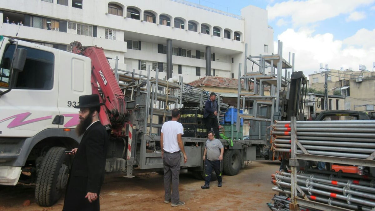 ויז'ניץ לובשת חג: הערב הנחת אבן הפינה