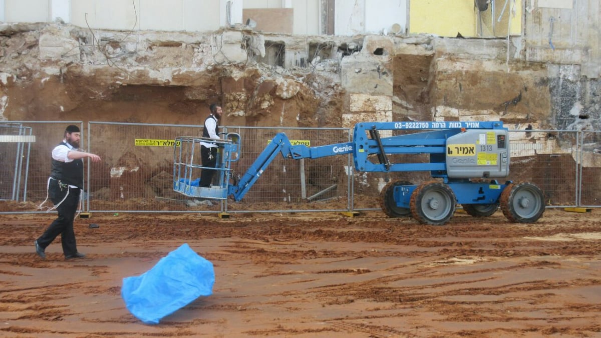 ויז'ניץ לובשת חג: הערב הנחת אבן הפינה