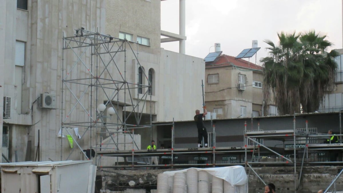 ויז'ניץ לובשת חג: הערב הנחת אבן הפינה