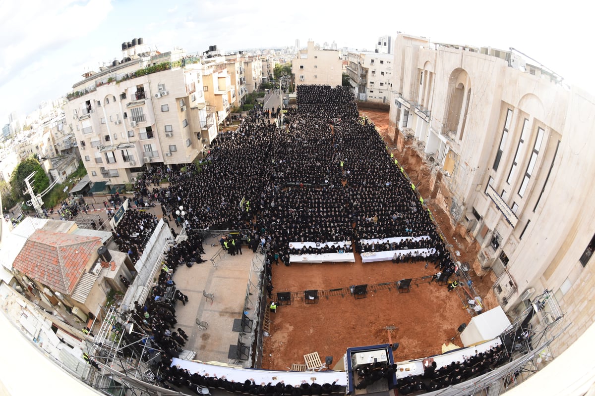 אלפים בהנחת אבן הפינה ל"בית ויז'ניץ" בבני ברק • צפו