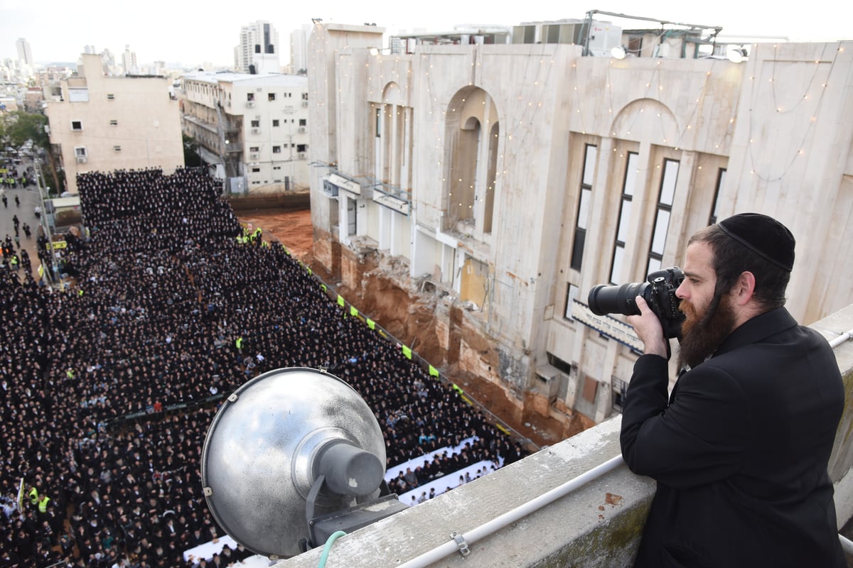 אלפים בהנחת אבן הפינה ל"בית ויז'ניץ" בבני ברק • צפו