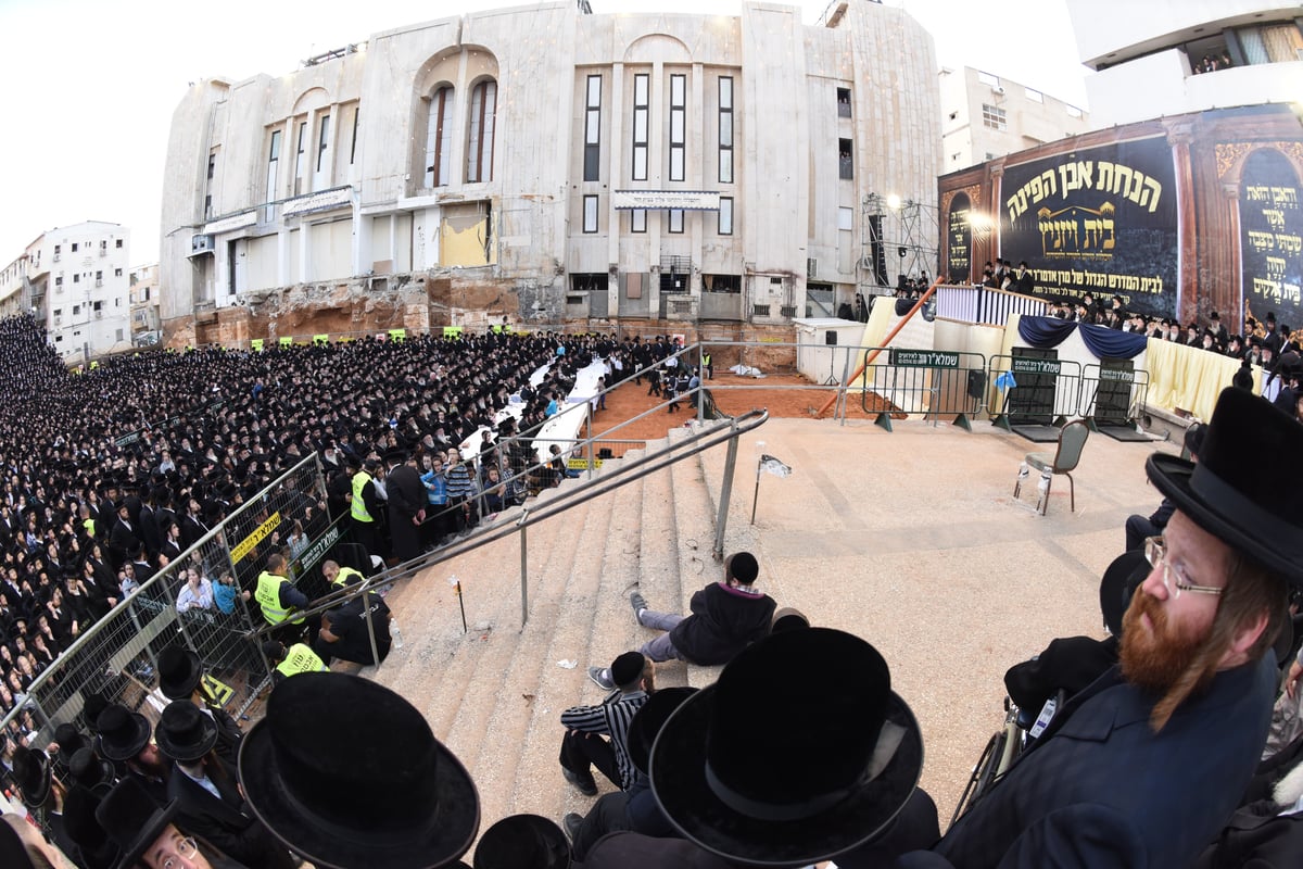 אלפים בהנחת אבן הפינה ל"בית ויז'ניץ" בבני ברק • צפו