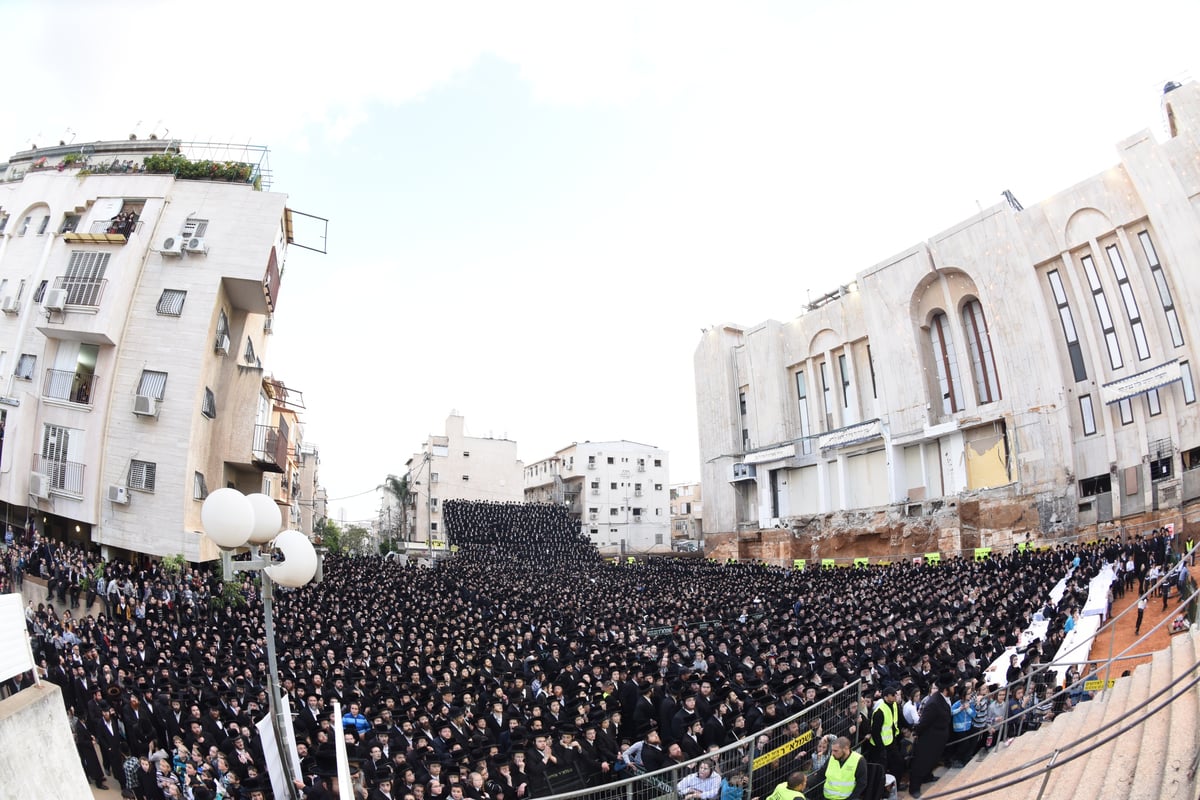 אלפים בהנחת אבן הפינה ל"בית ויז'ניץ" בבני ברק • צפו