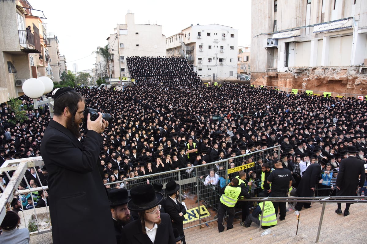 אלפים בהנחת אבן הפינה ל"בית ויז'ניץ" בבני ברק • צפו