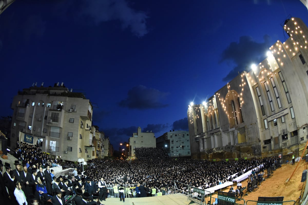 אלפים בהנחת אבן הפינה ל"בית ויז'ניץ" בבני ברק • צפו